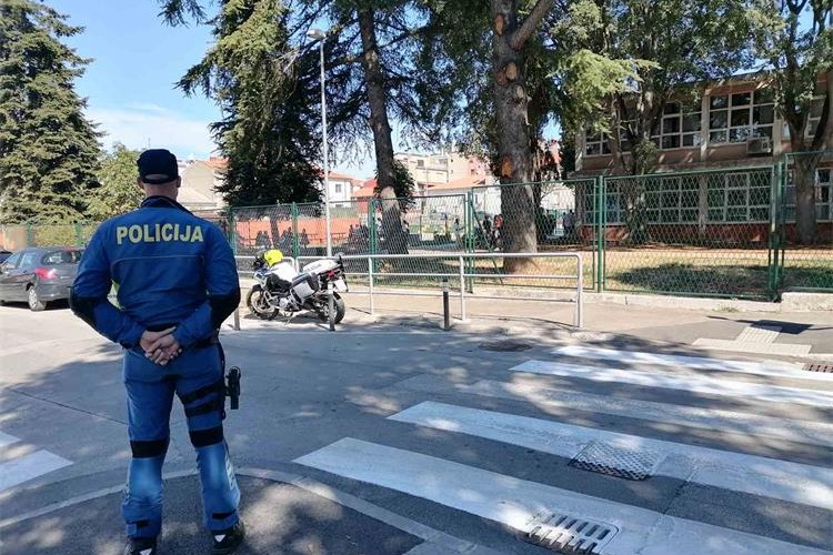 policija pješački prijelaz prometni policajac