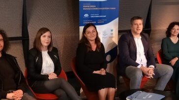 Fotografija – sudionici na press konferenciji s lijeva na desno: Anita Pilat POUP, Bernard Šešo DIP Rijeka, Karmen Vučetić DIP Rijeka, Snježana Radetić POUP, Andrej Marušić DANTE Rijeka, Lorena Rajko D.I.Poreč, Giulia Ukušić Šalja Polidor kamp