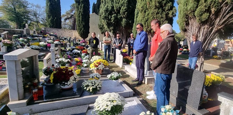 Funtana - Foto Neven Laković groblje 2022 svi sveti dušni dan vijenci cvijeće svijeće