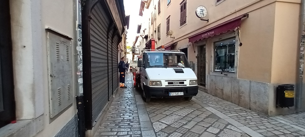 Ukrašavanje Decumanusa - RAdnici postavljaju dekoracije za blagdane - Foto Usluga Poreč