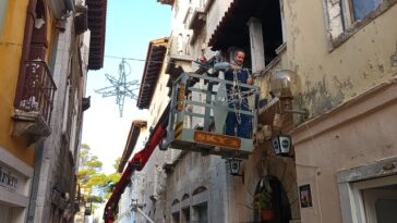 Postavljanje dekoracija na Trgu Joakima Rakovca u centru Poreča - Foto Usluga