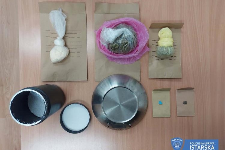 Foto Policijska uprava istarska droga digitalna vaga amfetamini marihuana hašiš