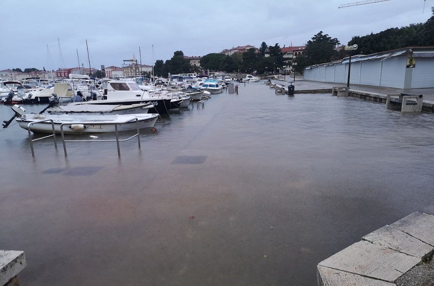 Poplavljena riva u Poreču 22-11-2022 - foto Albert Mendica poplava riva more nevrijeme plima