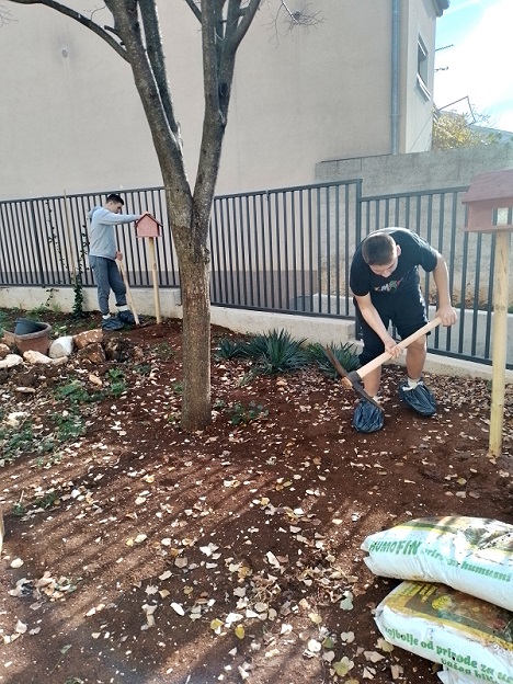 Učenici marljivo radili i uređivali 