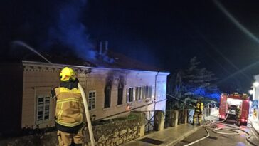 Foto Vatrogasci Poreč - Požar na staroj školi u Vrsaru