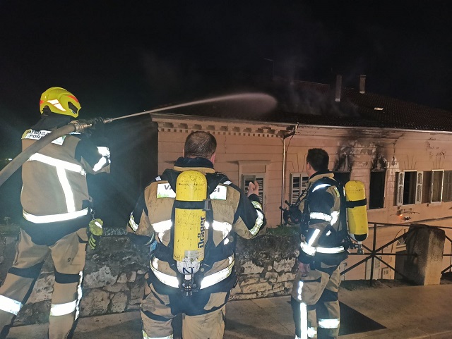 Foto Vatrogasci Poreč - Požar na staroj školi u Vrsaru