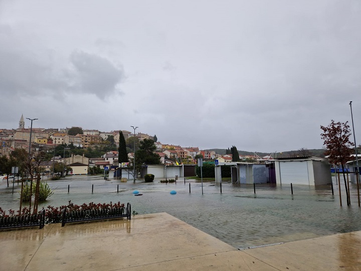 Poplavljena riva u Vrsaru - Foto Klara Trošt Lesić