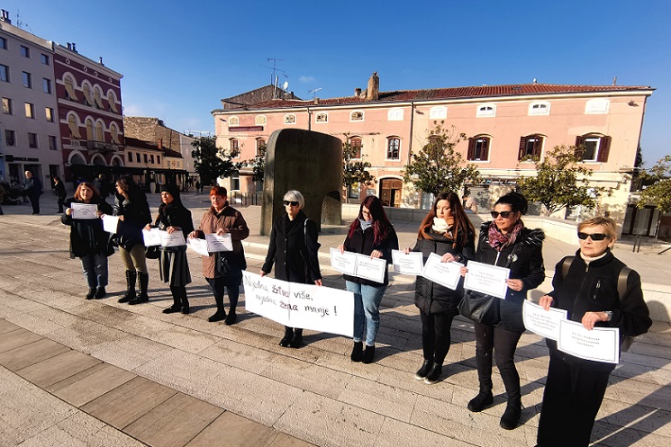 Foto Tanja Kocijančić - Akcija na Trgu slobode u Poreču za ubijene žene 6-12-2022