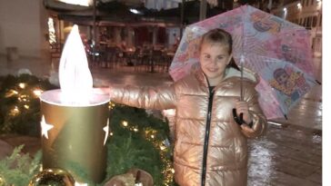 Foto Grad Poreč - Mala Gabreilla Lastrić upalila drugu svijeću - betlehemsku
