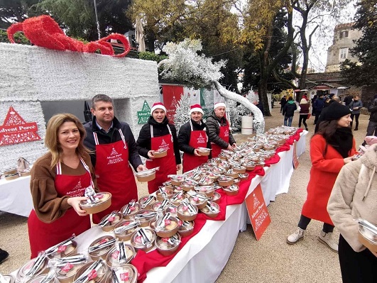 Foto Tanja Kocijančić - Badnjak u Poreču uz besplatan bakalar