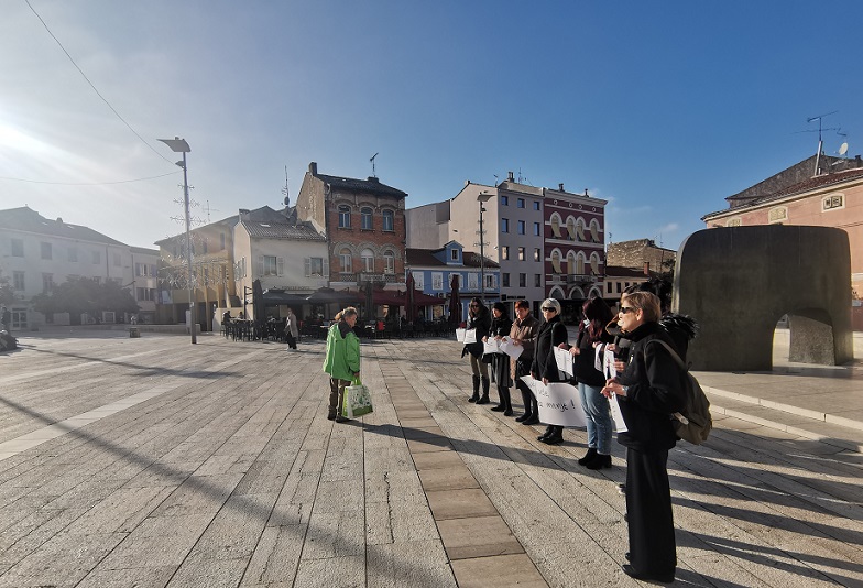 Foto Tanja Kocijančić - Akcija na Trgu slobode u Poreču za ubijene žene 6-12-2022