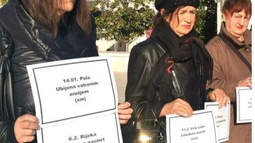 Foto Tanja Kocijančić - Akcija na Trgu slobode u Poreču za ubijene žene 6-12-2022