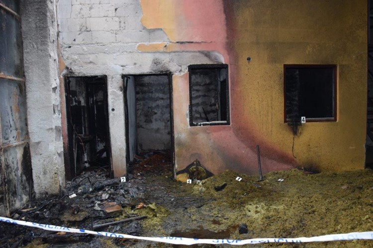 kuća zgrada požar vatra zgarište