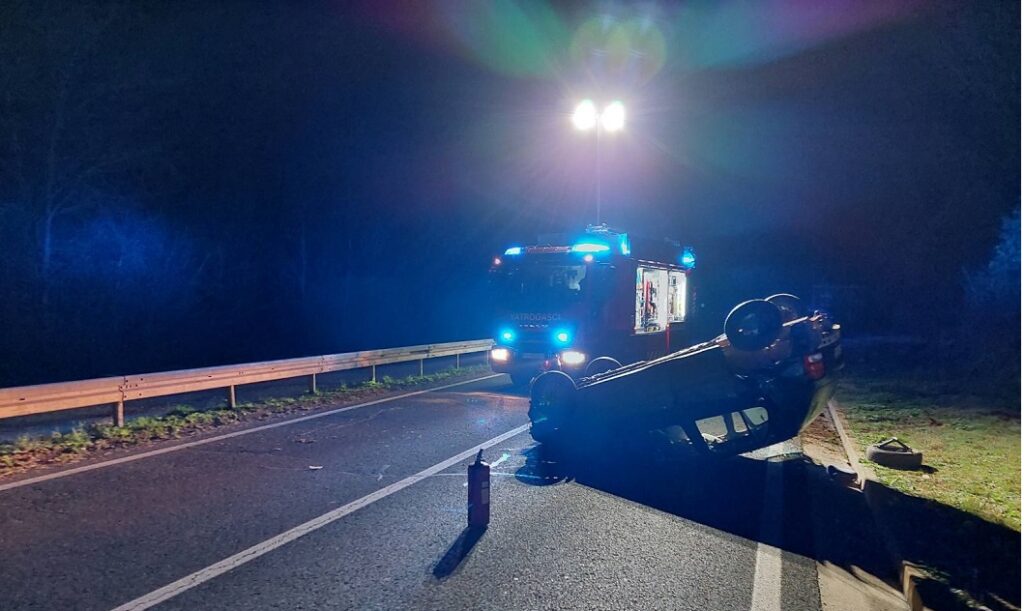 Foto Javna vatrogasna postrojba Rovinj nesreća auto na krovu siječanj 2023