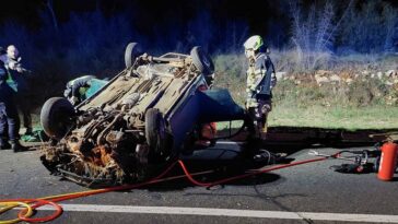 nesreća auto na krovu promet vatrogasci