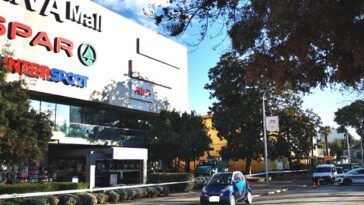 Policija ispred robne kuče Riva Mall u Poreču zbog dojave o bombi - Foto ©️ Istra Terra Magica