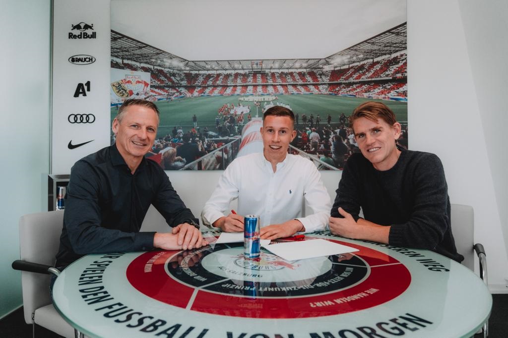 Rocco Žiković potpisao novi ugovor s REd Bullom Salzburg - veljača 2023 - Foto obiteljski album