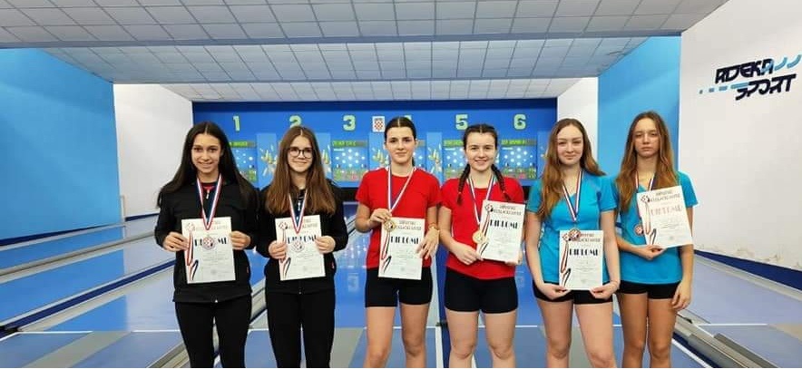 Foto Ženski kuglački klub Istra Poreč - Sestre Gašparini u sredini s medaljama