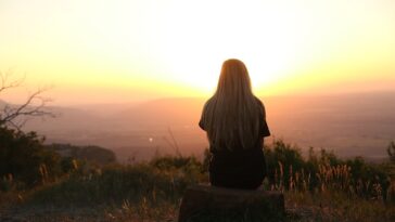 mentalno zdravlje žena djevojka razmišlja misli sloboda priroda zalazak ljubav