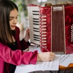 Foto Pexels - Yan-Krukov - Ilustracija mladi glazbenici curica djevojka harmonika muzika glazba