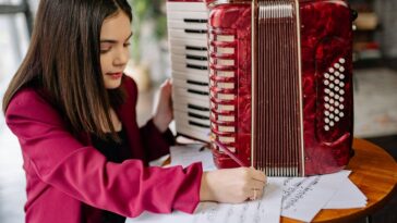 Foto Pexels - Yan-Krukov - Ilustracija mladi glazbenici curica djevojka harmonika muzika glazba