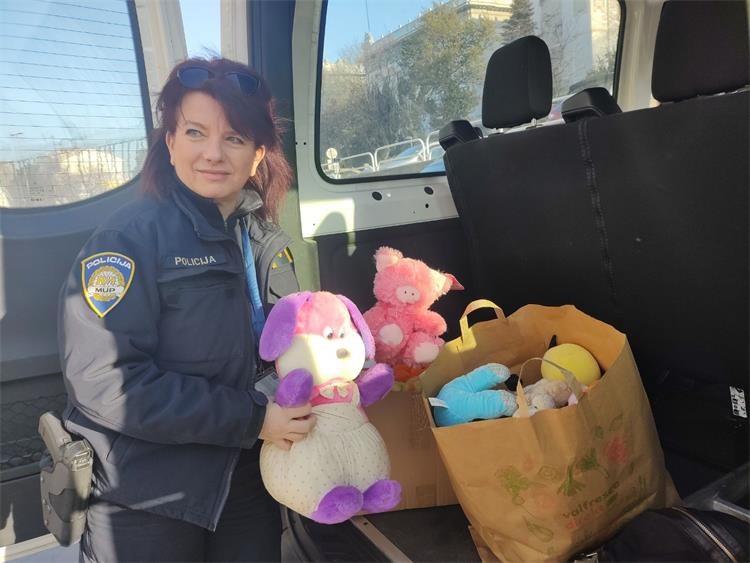 Foto: PU istarska - Plišanci od policije za djecu u pulskoj bolnici