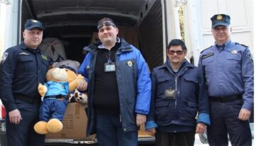 Foto: PU istarska - Plišanci od policije za djecu u pulskoj bolnici