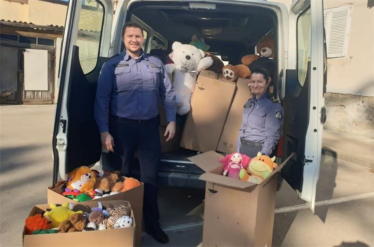 Foto: PU istarska - Plišanci od policije za djecu u pulskoj bolnici