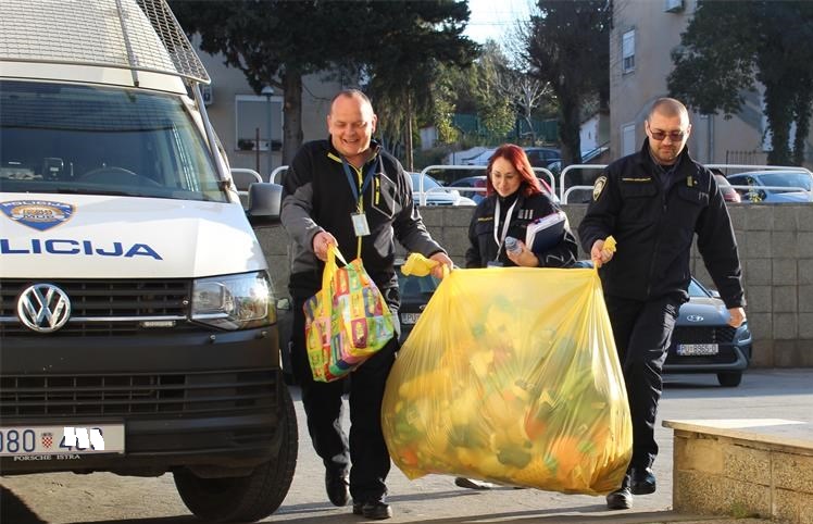 Foto: PU istarska - Plišanci od policije za djecu u pulskoj bolnici