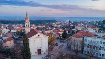 Foto Turistička zajednica Tar-Vabriga - Centar Tara sa župnom crkvom Sv. Martina