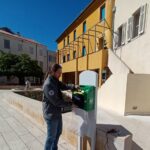 Foto Grad Poreč - Igor Ostojić postavlja defibrilator