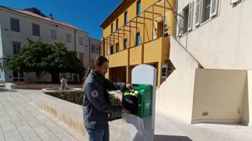 Foto Grad Poreč - Igor Ostojić postavlja defibrilator