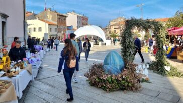 Foto Grad Poreč- Uskrsne dekoracije na Trgu slobode i sajam domaćih proizvoda