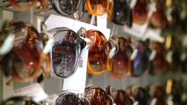 Foto alandsmann za Pixabay - Ilustracija naočale trgovina