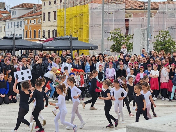 Foto USB Poreč - Plesn na Trgu slobode za Dan grada Poreča