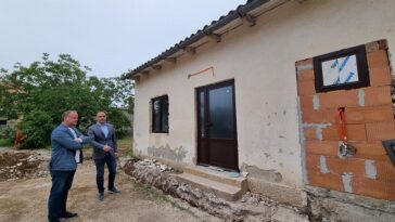 Foto Grad Poreč - Uređuje se stara zgrada u Dračevcu