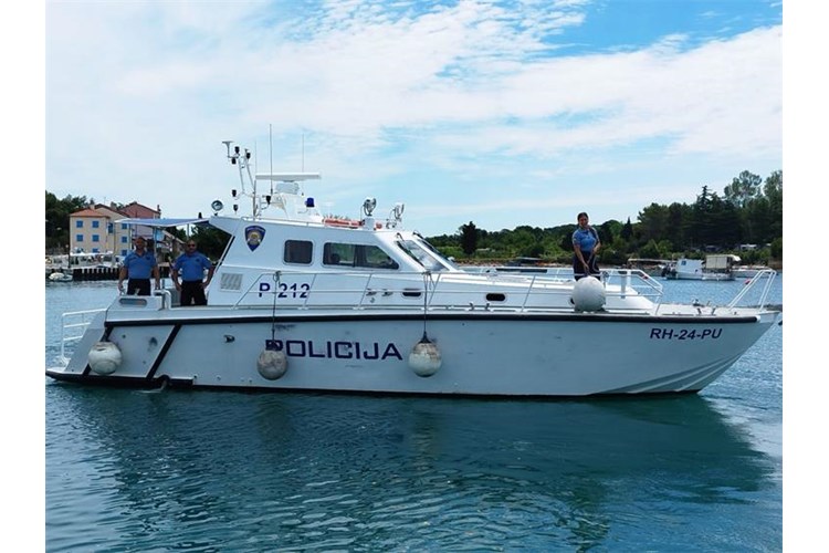 Foto Policijska uprava istarska pomorska policija brod