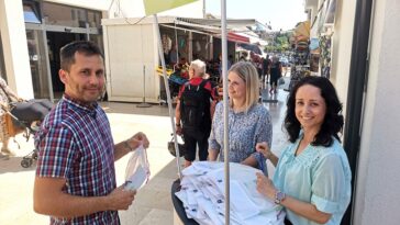 Foto Tanja Kocijančić - Usluga Poreč na tržnici dijelila višekratne vrećice za voće i povrće