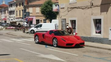 Nepropisno parkiran Ferrari u centru Poreča - Foto Istra Terra Magica