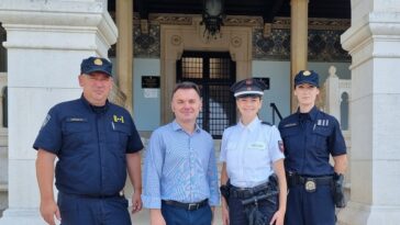 Foto Grad Poreč - Policajci na prijemu u gradskoj palači