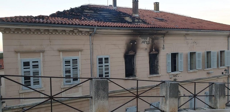 Staa škola stradala u požaru obnavlja se u fazama - Foto Općina Vrsar