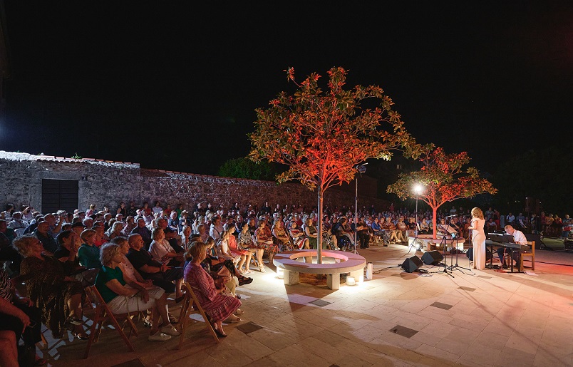 Foto TZ Funtana - Koncert opennih diva Sandre Bagarić i Martine Tomčić - Antonio Paljuh