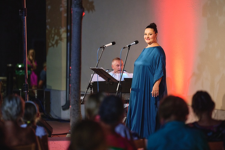 Foto TZ Funtana - Koncert opennih diva Sandre Bagarić i Martine Tomčić - Antonio Paljuh