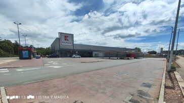 PRazan parkign trgovačkog centra u Poreču na blagdan 5-8-2023 - Foto Tanja Kocijančić