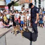 Foto Policijska uprava istarska policija djeca pas pokazne vježbe
