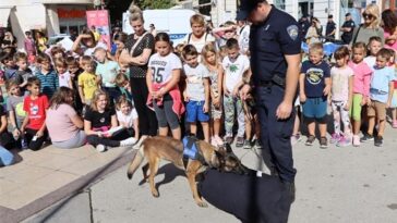Foto Policijska uprava istarska policija djeca pas pokazne vježbe