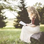 Foto di Pexels da Pixabay knjiga čitanje priroda bjonda žena cura djevojka knjiga