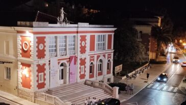 Foto Tanja Kocijančić - Narodni trg u Poreču - kazalište i sjedište Pučkog otvorenog učilišta