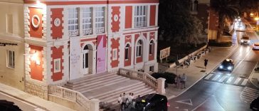 Foto Tanja Kocijančić - Narodni trg u Poreču - kazalište i sjedište Pučkog otvorenog učilišta