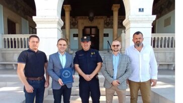 Načelnici Đulijano Petrović i Mladen Grgeta i gradonačelnik Loris Peršurić s predstavnicima porečke policije - Foto Grad Poreč